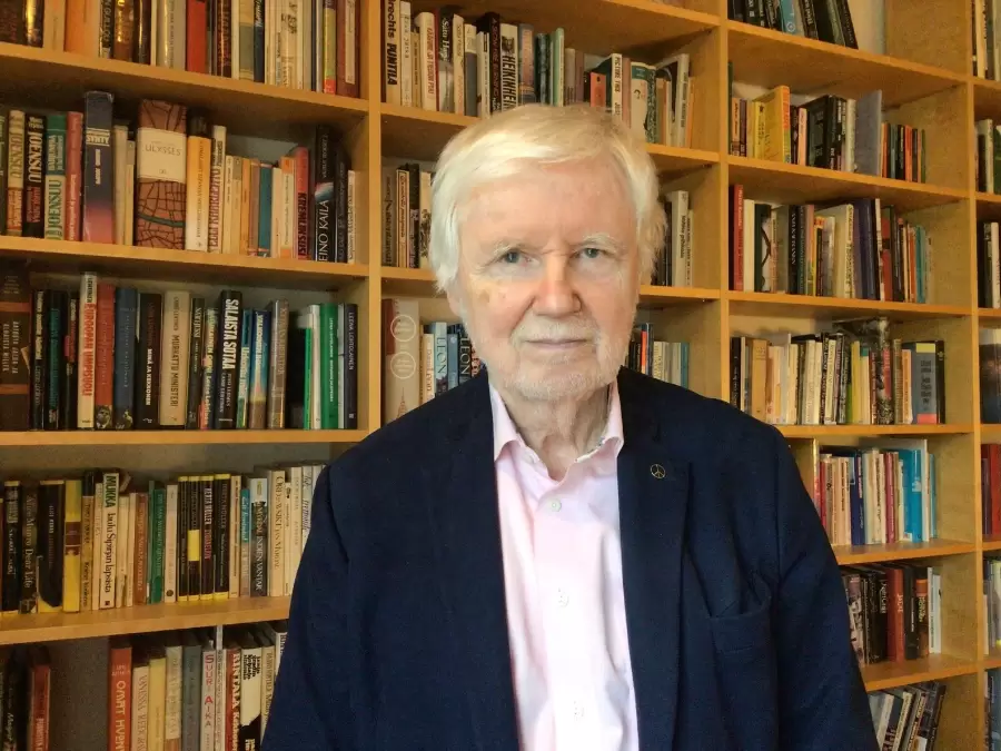 Kuukauden vieras: Erkki Tuomioja toivoo historioitsijoita mukaan ratkomaan konflikteja